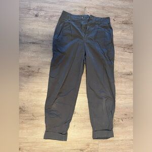 Women’s Gap pleated Pant size 4